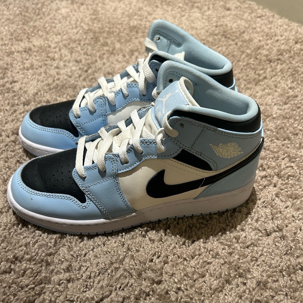 Nike Jordan 1 Retro High OG GS. Color:  ICE BLUE/BLACK-SAIL-WHITE. Size 5.5Y